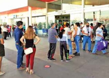 Turismo, fiestas y Buen fin disparan pandemia en México