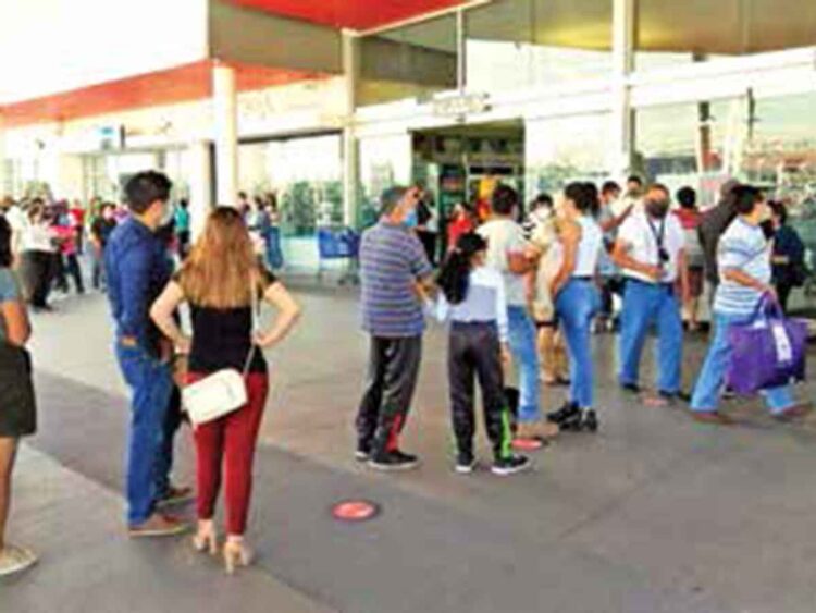 Turismo, fiestas y Buen fin disparan pandemia en México