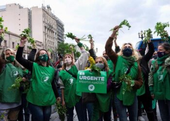 Presidente de Argentina entrega proyecto de ley para legalizar el aborto