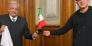 Visita el beisbolista Julio Urias a López Obrador