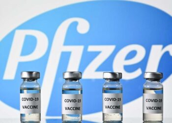 Pfizer presentaría solicitud urgente para aprobar vacuna covid en EU