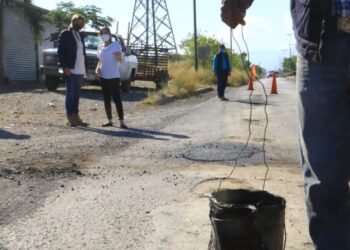 Realizan bacheo y descacharre en Victoria