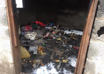 Incendio arrasa con casa de discapacitada