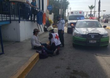 Ciclista se lesiona al estrellarse con camioneta