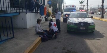 Ciclista se lesiona al estrellarse con camioneta
