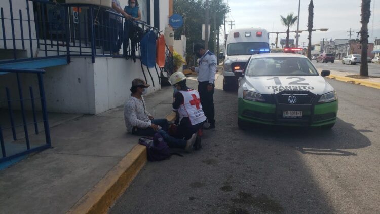 Ciclista se lesiona al estrellarse con camioneta