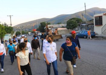 Pilar Gómez supervisa obra de pavimentación y limpieza de dren pluvial