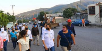 Pilar Gómez supervisa obra de pavimentación y limpieza de dren pluvial