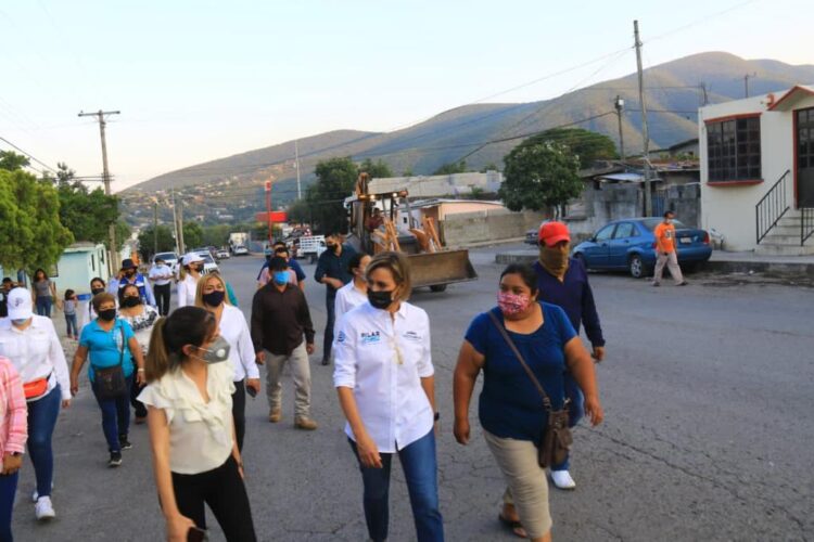Pilar Gómez supervisa obra de pavimentación y limpieza de dren pluvial