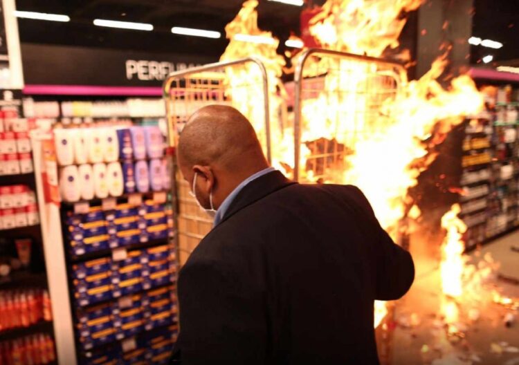 Guardia de Carrefour en Brasil mata a golpes a hombre negro