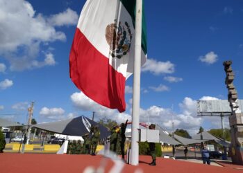 Preside Mario López desfile del aniversario de revolución en Matamoros