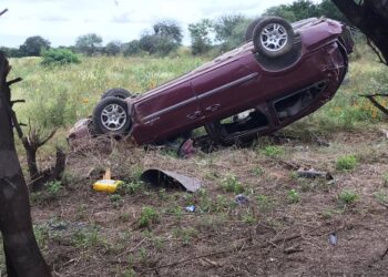Vuelca camioneta en carretera interejidal y chofer pierde la vida