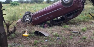 Vuelca camioneta en carretera interejidal y chofer pierde la vida