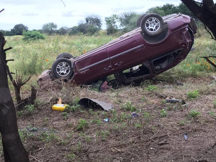 Vuelca camioneta en carretera interejidal y chofer pierde la vida