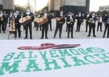 Mariachis protestan con serenata en Monumento a la Revolución