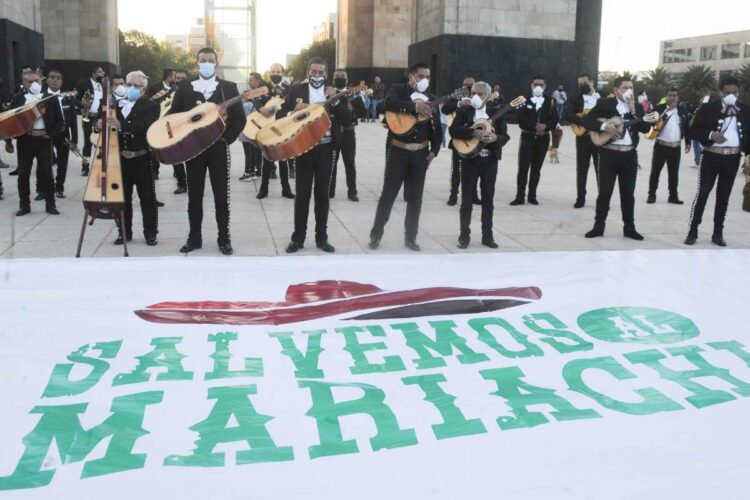 Mariachis protestan con serenata en Monumento a la Revolución
