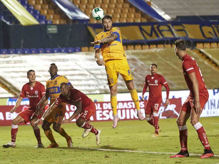 Tigres derrota 2-1 a Toluca y avanza a la liguilla