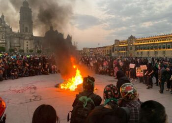 Encapuchadas hacen fogata con casas de campaña de FRENAAA