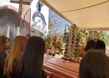 Familiares y amigos despiden a Flor Silvestre a ritmo de mariachi