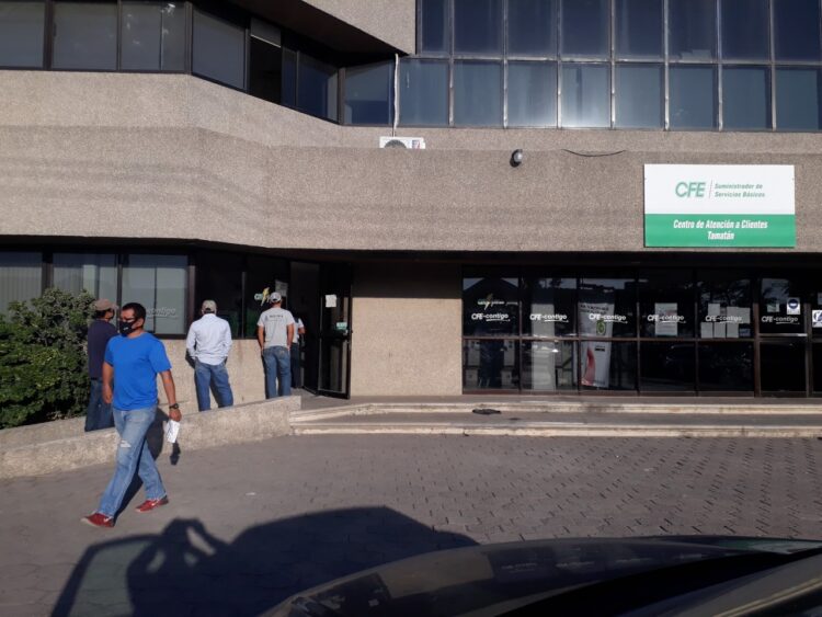 Pésimo servicio en cajeros de CFE en Superintendencia de Cd. Victoria; exigen resuelva Bartlett