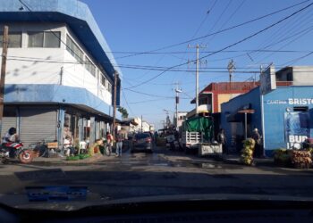 Verduleros del 5 invaden calle en complicidad con inspectores del Ayuntamiento de Victoria
