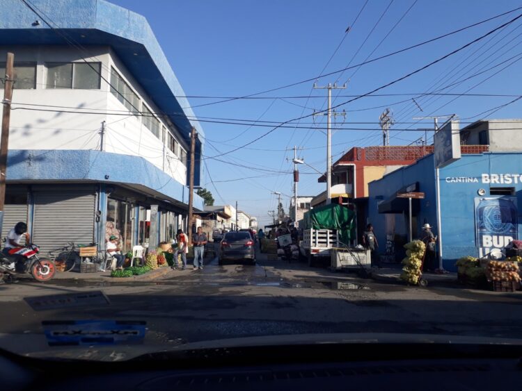Verduleros del 5 invaden calle en complicidad con inspectores del Ayuntamiento de Victoria