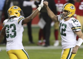Rodgers guía a Packers a triunfo ante diezmados 49ers