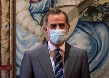 Rey de España supera al covid; seguirá en cuarentena