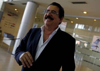 Retienen a expresidente Zelaya en aeropuerto con 18 mil dólares
