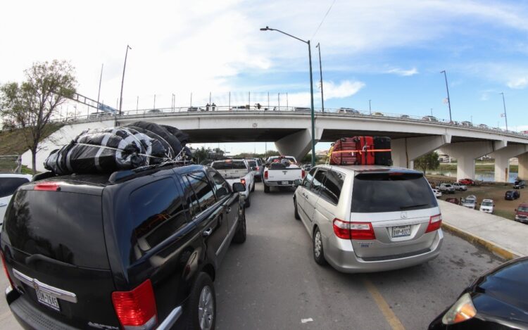 Avalancha de paisanos desafía Covid-19; “Viernes Negro” desierto