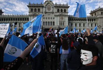 Miles de manifestantes piden en Guatemala renuncia del presidente