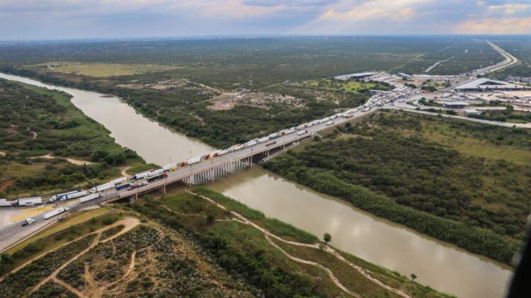 Buscan Rivas, Saenz y empresarios destrabar problemáticas en puentes