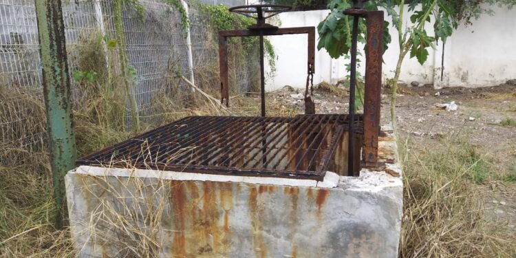 Vecinos de Barrio Pajaritos denuncian contaminación por drenaje del Recinto Ferial