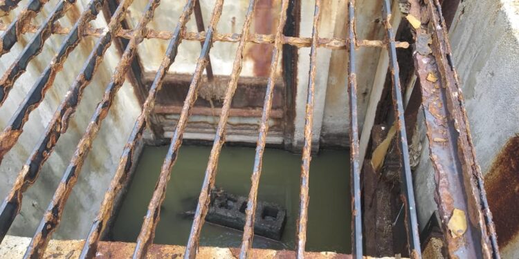 Vecinos de Barrio Pajaritos denuncian contaminación por drenaje del Recinto Ferial