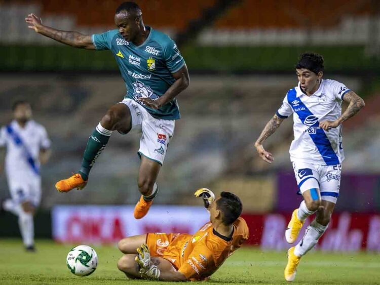 León gana en casa 2-0 a Puebla y es primer semifinalista 