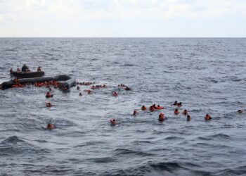 Mueren 74 migrantes por naufragio en Libia