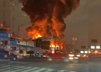 Evacuan a 250 por incendio en avenida Universidad; dejan sin luz a 31 mil