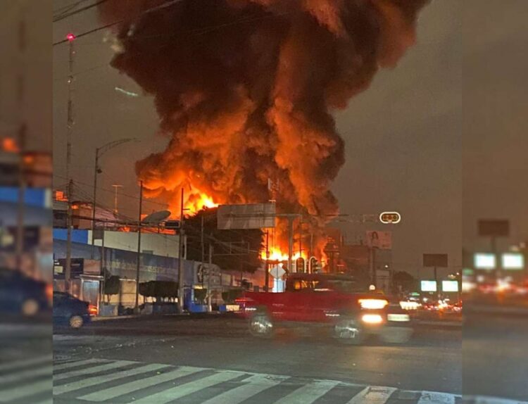 Evacuan a 250 por incendio en avenida Universidad; dejan sin luz a 31 mil