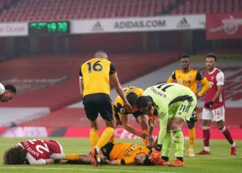 Raúl Jiménez sale conmocionado ante el Arsenal