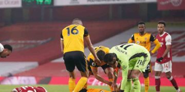 Raúl Jiménez sale conmocionado ante el Arsenal