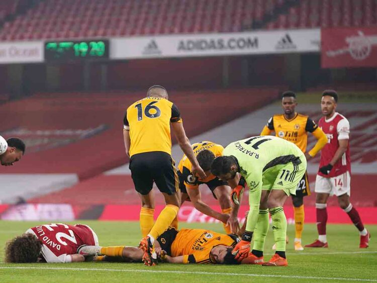 Raúl Jiménez sale conmocionado ante el Arsenal
