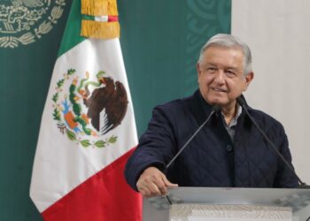 López Obrador pide a estados y municipios cobrar impuestos