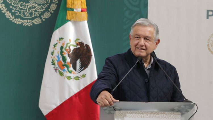 López Obrador pide a estados y municipios cobrar impuestos