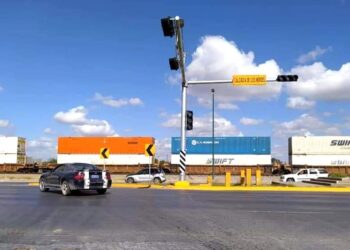 Cumple Rivas a colonias que por años pidieron semáforos