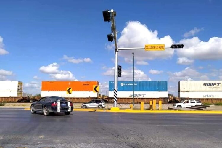 Cumple Rivas a colonias que por años pidieron semáforos