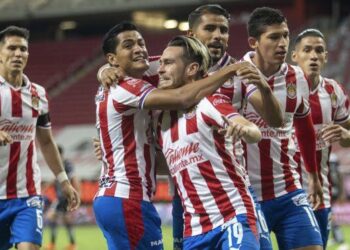 Chivas sufre, pero rompe la malaria y clasifica a los cuartos de final