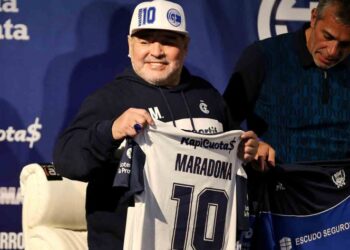 Maradona es internado en una clínica de Argentina