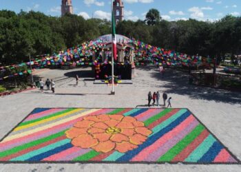 Colocan ofrenda floral en plaza de Matamoros por muertos de Covid-19