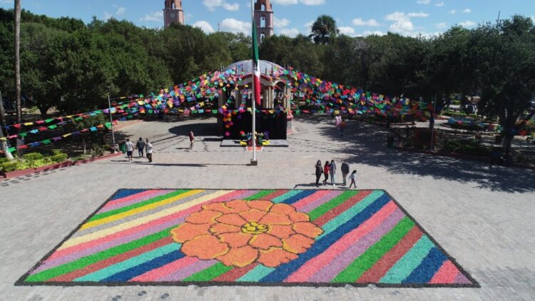 Colocan ofrenda floral en plaza de Matamoros por muertos de Covid-19