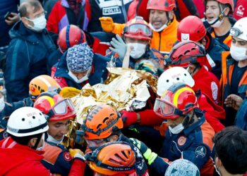 Rescatan a 2 niños con vida sepultados tras sismo en Turquía